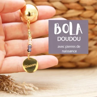 Découvrez le bola doudou avec pierres de naissance de la famille, à coudre dans le doudou du bébé